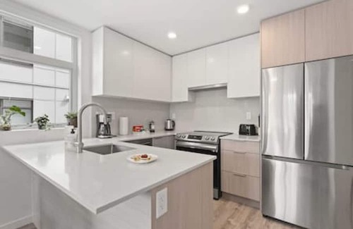 Surrey Apartment | Modern Central 1BR condo, Surrey