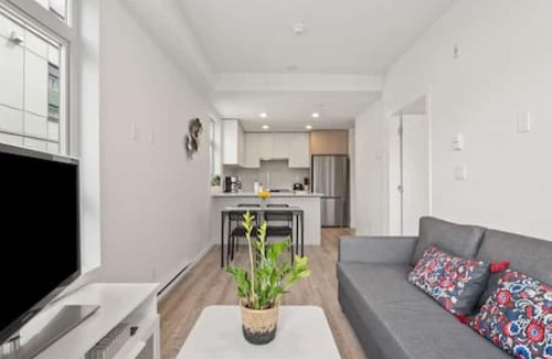 Surrey Apartment | Modern Central 1BR condo, Surrey