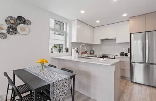 Surrey Apartment | Modern Central 1BR condo, Surrey