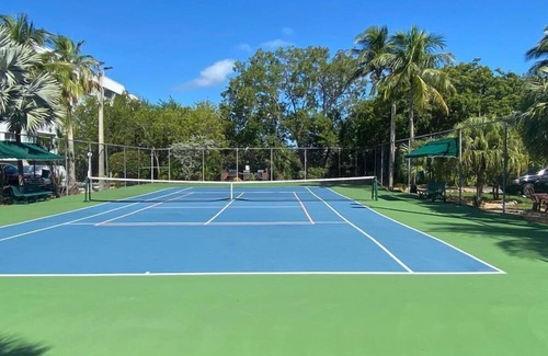 Key West Condo | Key West Oceanfront Escape with Pool, Balcony & Steps from Smathers Beach