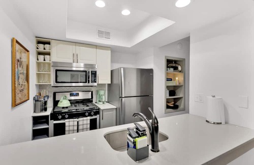 Clarksville Apartment | Walkable 1st-Floor Austin Stay – King Bed, Pet Friendly, Free Parking, Sleeps 10