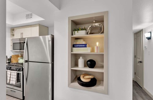 Clarksville Apartment | Walkable 1st-Floor Austin Stay – King Bed, Pet Friendly, Free Parking, Sleeps 10