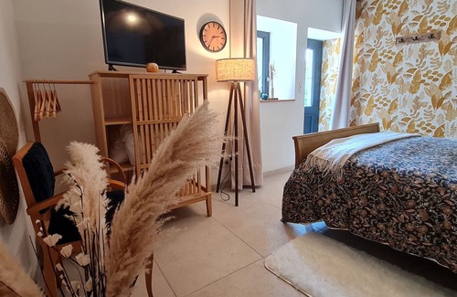 Ormes-et-Ville Bed & Breakfast | Quiet guest room with private entrance and parking in Ormes-et-Ville