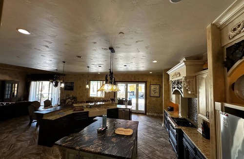 Lakeport House | Spacious 6-bedroom Tuscan style on 18 acres in Lakeport with WiFi, Pool, Gated