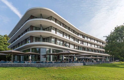 Wageningen House | Lux Retreat w/Onsite Dining, Serene Views & Spa Access | Close to Nature Parks