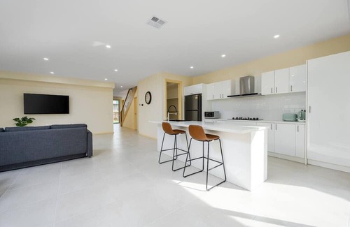 Westmeadows House | Westmeadow Breeze Skyline Stay – 8 Min to Airport