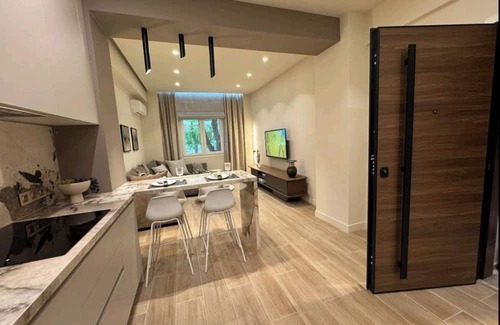 Kypseli Apartment | Elegant 2-bedroom apartment in amazing Athina with AC, WiFi