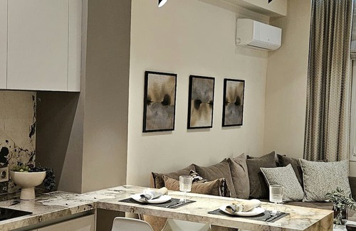 Kypseli Apartment | Elegant 2-bedroom apartment in amazing Athina with AC, WiFi