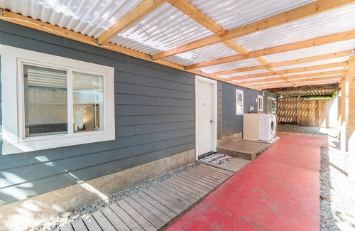Surrey House | Cozy 2BR Suite Near White Rock Beach