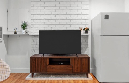 Surrey House | Cozy 2BR Suite Near White Rock Beach