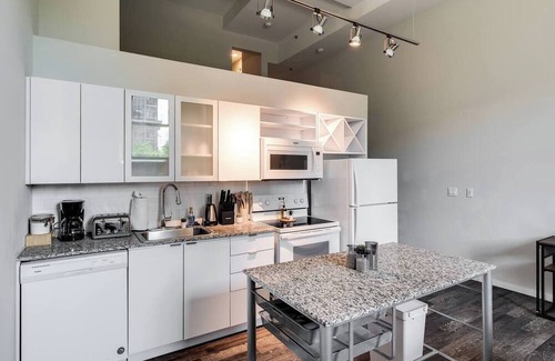Downtown Cincinnati Apartment | CBD, OTR 1BR, Gym, Pool, 5 mins walk to stadiums