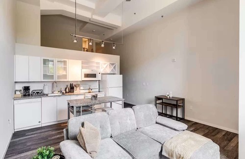 Downtown Cincinnati Apartment | CBD, OTR 1BR, Gym, Pool, 5 mins walk to stadiums