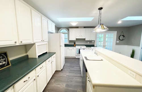 Morehead City House | Spacious 4 Bedroom Bungalow - Quiet and Central Location!