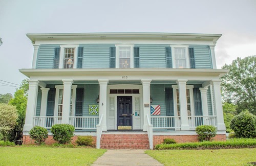 Clinton Cottage | The Violet Cottage - Downtown Clinton
