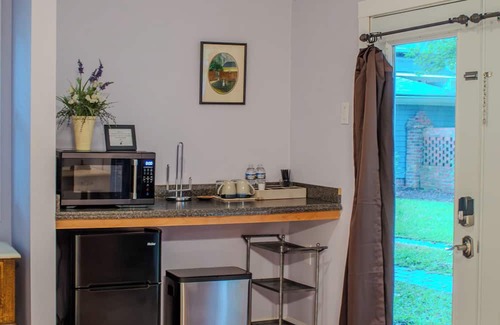 Clinton Cottage | The Violet Cottage - Downtown Clinton