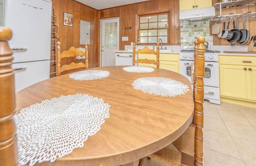 Spring Hill Cottage | Loch Haven on Harris -Vintage Lakefront Cottage on 20 Private Acres w/Pond