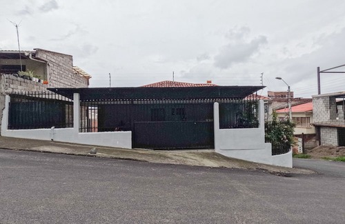 Cuenca House | Spacious house in front of a park (pet friendly)