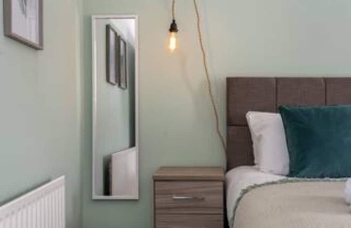 Margam House | Parking, 2 Bathrooms, Dining Space & Garden