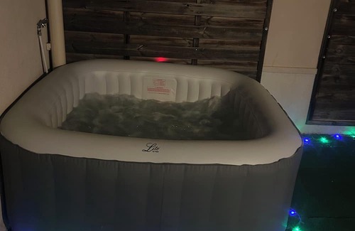 Vitrolles Apartment | 90m2 2-bedroom apartment with dressing rooms and private jacuzzi near Marseille.