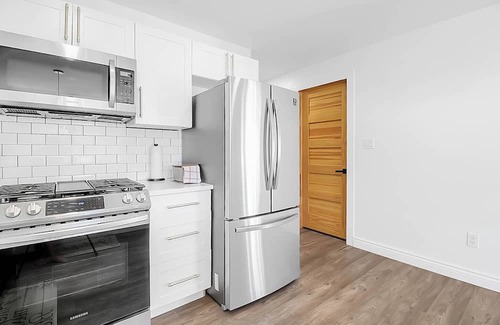 Lakeshore House | 2 bdr Belle River retreat