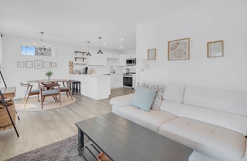 Lakeshore House | 2 bdr Belle River retreat
