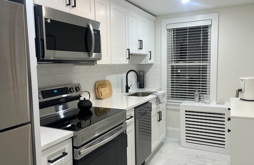 Off Broadway Condo | Charming 1-bedroom condo with WiFi, AC in Newport, Walk to Everything