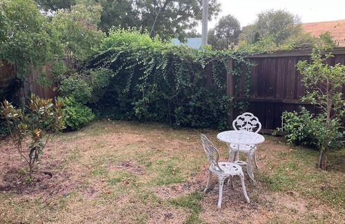 Hamilton Cottage | Charming 2-bedroom cottage in Hamilton - Library Cottage