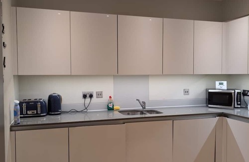 Brentwood Apartment | Lovely One Bed Flat & Parking Heart of Brentwood, Close to Station & High Street