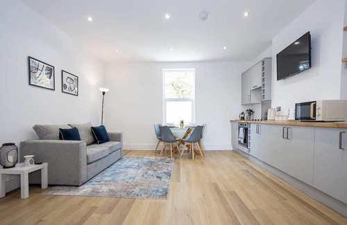 Walkden Apartment | NEW! Stunning Flat, Ideal for Business, Sleeps 4!