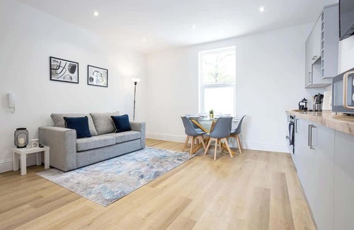 Walkden Apartment | NEW! Stunning Flat, Ideal for Business, Sleeps 4!