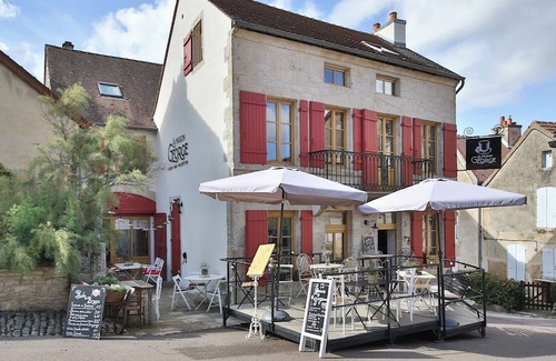Flavigny-sur-Ozerain Apartment | La Maison George - Logis Colette
