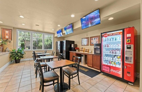 Reno/Tahoe Airport Apartment | Hot Tub, Gym, Pool Access, Mini Golf | 1BR Apartment