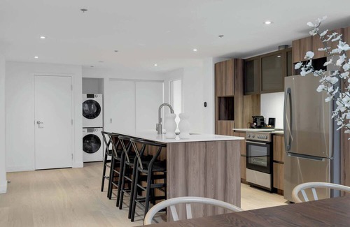 Chinatown Apartment | Convention Center-Old Mtl 3BDRS-3BA