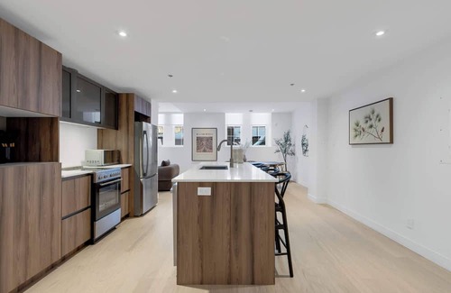 Chinatown Apartment | Convention Center-Old Mtl 3BDRS-3BA
