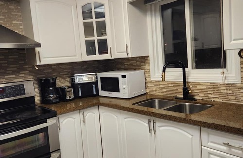 Brampton House | 25 minutes From YYZ Airport Luxurious 5 Bedrooms 3Bath Home with a POOL & WIFI