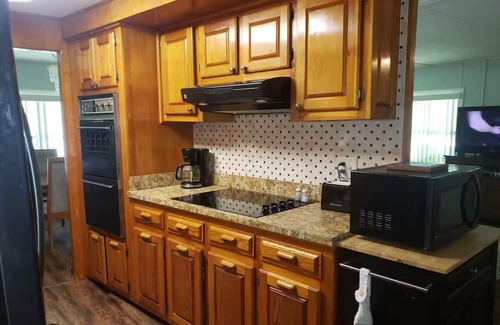Chassahowitzka House | Chassahowitzka 2-bedroom double wide mobile home with WiFi, AC, Hot Tub, kayaks