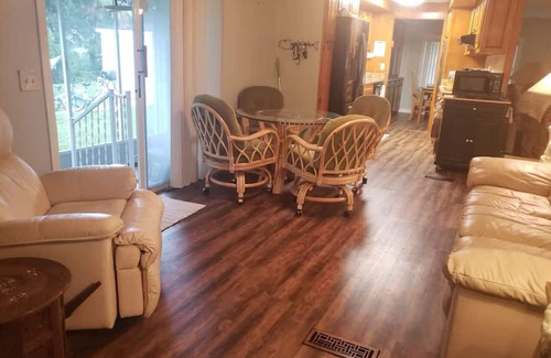Chassahowitzka House | Chassahowitzka 2-bedroom double wide mobile home with WiFi, AC, Hot Tub, kayaks