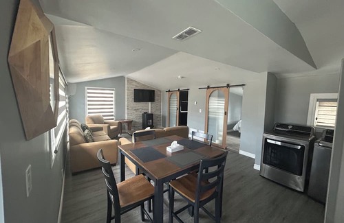 Leamington Cabin | Elias Cabin HillsidenYour Perfect Hideaway in the Wilderness