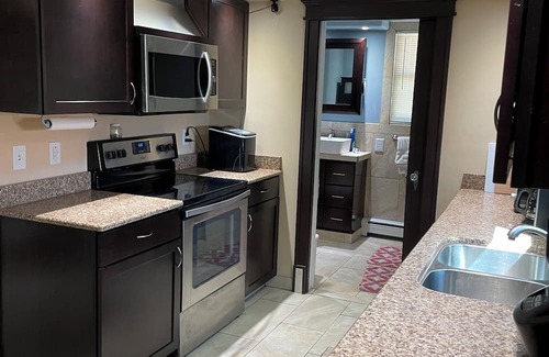 Harvey House | 3-bedroom house in tranquil Harvey with WiFi, AC. Relax and unwind