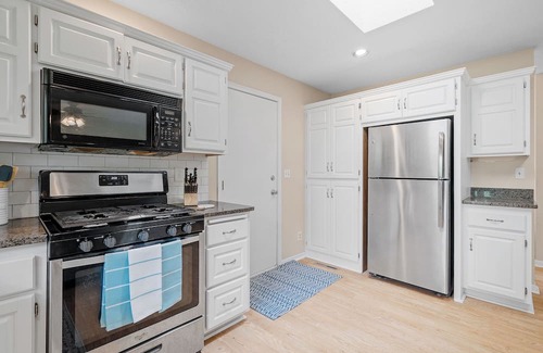 Plymouth House | 4-bedroom house in peaceful Minneapolis with AC, WiFi