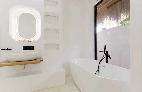 Catangnan Villa | Charming 1-bedroom King Bed Villa with AC, 500MB WiFi in Center of General Luna