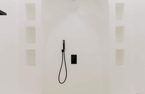 Catangnan Villa | Charming 1-bedroom King Bed Villa with AC, 500MB WiFi in Center of General Luna