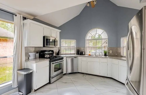 Atascocita House | Rental Home with Pool and Backyard, 8 beds, free parking