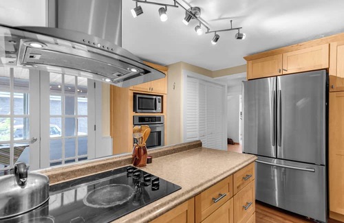 Castine House | Walk to harbor & Main St shops/restaurants. Front unit of Castine village house.