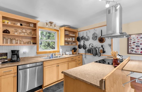 Castine House | Walk to harbor & Main St shops/restaurants. Front unit of Castine village house.