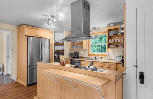 Castine House | Walk to harbor & Main St shops/restaurants. Front unit of Castine village house.