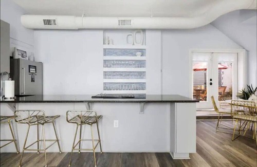 Cannonborough Elliotborough House | 8 Bedroom - Close to King Street - with Parking!