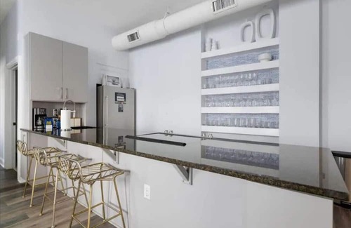 Cannonborough Elliotborough House | 8 Bedroom - Close to King Street - with Parking!