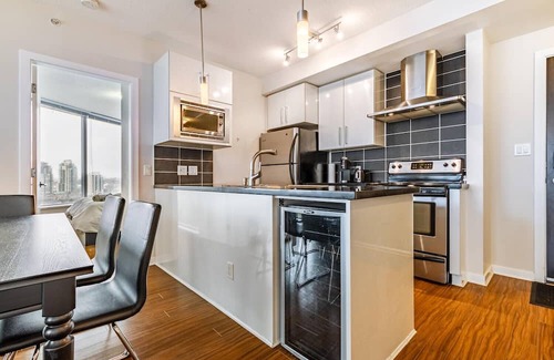 Crosstown Condo | Spacious Two Bedroom/Two Bathroom Condo in Central Downtown Vancouver