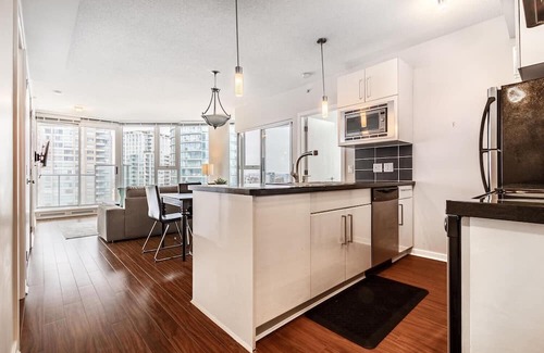 Crosstown Condo | Spacious Two Bedroom/Two Bathroom Condo in Central Downtown Vancouver